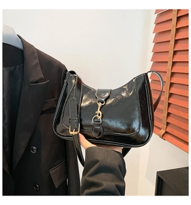 Dettaglio borsa hobo nera lucida con chiusura a pistone dorata di alta qualità
