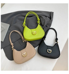 Drei halmondförmige Achseltaschen in Grün, Beige und Schwarz mit geknoteten Schulterriemen