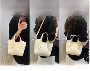 Borsa a secchiello bianco crema mostrata in tre modi: a mano, a spalla e a tracolla