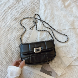 Sac bandoulière matelassé noir élégant avec chaîne argentée et fermoir rotatif