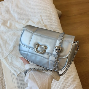 Sac bandoulière matelassé argenté avec finition métallique et boucle en C