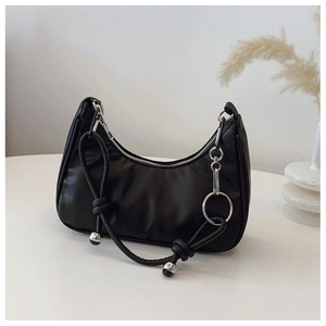 Détail du sac croissant noir avec bandoulière nouée et pendentif sphère argent