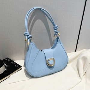 Minimalistische hellblaue Schultertasche mit goldener D-Schnalle und geknotetem Riemen