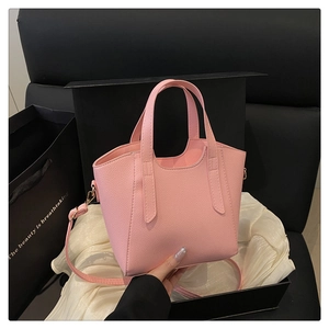 Borsa a secchiello rosa trama litchi in una confezione regalo con fodera di raso