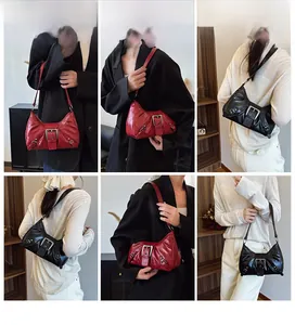 Sac bandoulière style moto rétro en rouge et noir sur mannequin sous six angles