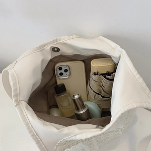 White lace tote bag with large capacity and magnetic closure for summer vacation