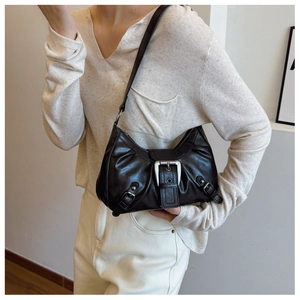 Détail du sac sous le bras vintage noir en similicuir avec boucle métallique argentée