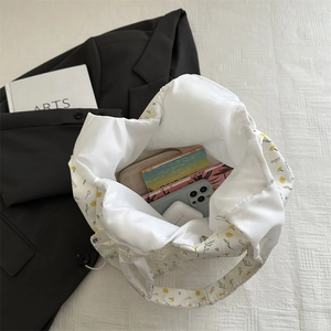 Floral canvas shoulder bag with lace trim and large capacity for daily essentials