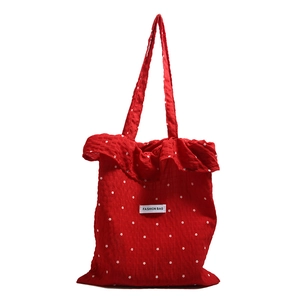 Sac fourre-tout rouge à fleurs en toile avec bords volantés et étiquette tendance
