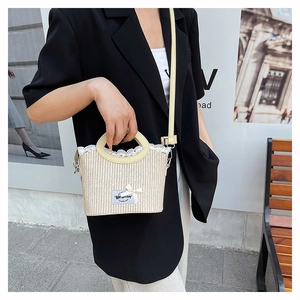 Sac seau en paille avec bordure en dentelle blanche et poignée en cuir vert élégant