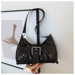 Détail du sac hobo noir en similicuir plissé vintage avec boucle métallique argentée