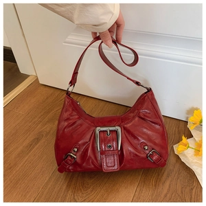 Détail du sac à bandoulière vintage Y2K rouge avec boucle métallique et fini brillant