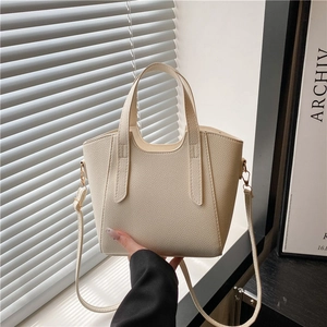 Borsa a secchiello minimalista in pelle beige con manico e tracolla rimovibile