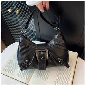 Détail du sac sous le bras demi-lune noir avec boucle argentée et texture plissée