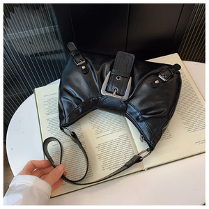 Détail du sac sous l'aisselle en cuir PU noir avec boucle argentée et design plissé chic