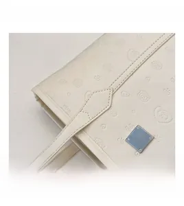 Détail du sac cabas blanc crème avec motifs gaufrés et boucle en métal argenté poli