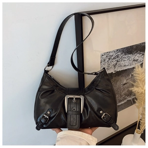 Détail du sac porté épaule rétro noir avec boucle métallique argentée et finition brillante
