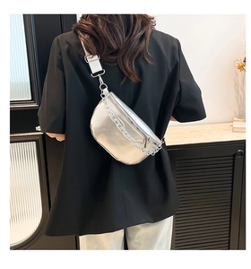 Details der silbernen Satteltasche mit Gliederkette auf einem schwarzen Blazer