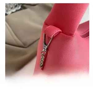 Vue macro détaillée du crochet en métal argenté sur le sac à main en toile rose