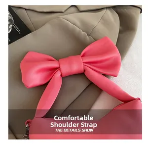 Détail du nœud rose doux avec texture de tissu lisse et bandoulière confortable du sac