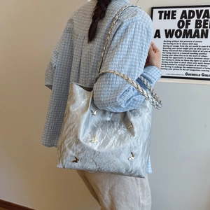 Borsa tote argento metallizzato con texture a onde, farfalle e tracolla in tessuto