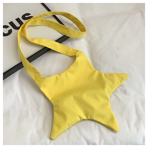 Gros plan sur un sac bandoulière jaune en forme d'étoile avec texture en nylon