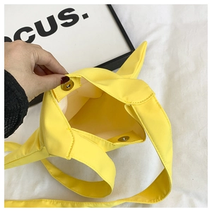 Détail du sac cabas jaune vif en toile avec fermeture magnétique et compartiment interne