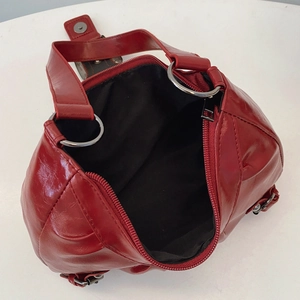 Sac à main rouge brillant en similicuir avec larges anses et intérieur noir spacieux