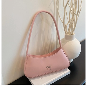Detail einer rosa PU-Leder Hobo-Bag mit silberner Schleife auf stilvollem Hintergrund