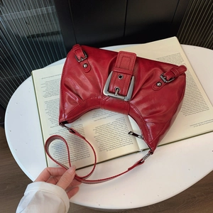 Sac sous le bras rétro en cuir rouge avec grande boucle métal et bandoulière