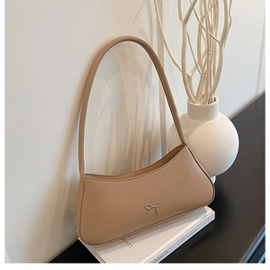 Detailansicht der Khaki-Leder-Baguette-Tasche mit eleganter silberner Metallschleife