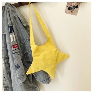 Détail du sac à bandoulière en nylon jaune en forme d'étoile suspendu au mur