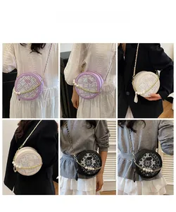 Vues détaillées du sac à bandoulière rond avec chaînes et perles en plusieurs couleurs