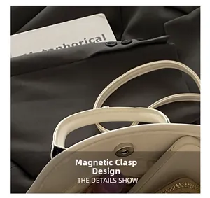 Détail du fermoir magnétique et de la poche intérieure zippée du sac à main ivoire élégant