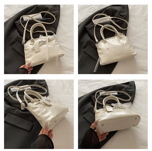 Vue détaillée du sac coquille crème avec nœud en dentelle sous quatre angles divers