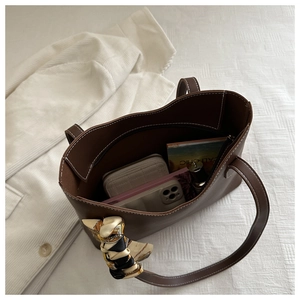 Détail de l'intérieur du cabas en cuir marron avec foulard et grand espace de rangement