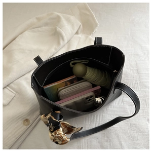 Détail de l'intérieur d'un grand sac cabas noir montrant sa grande capacité de rangement