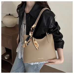 Détail du sac cabas kaki avec poignée en foulard de soie et texte FASHION & BAGS devant