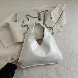 Moderne weiße glänzende Handtasche in Dreiecksform mit silberner Kette für Damen im Sommer