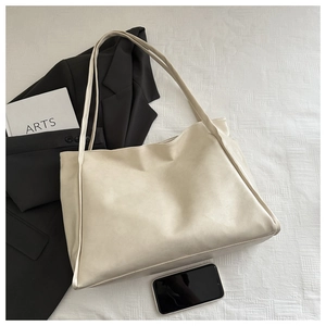 Vista dettagliata della borsa tote grande color crema con morbida trama in finta pelle