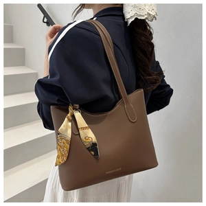 Sac cabas en cuir marron avec détail de foulard en soie et texte de mode devant