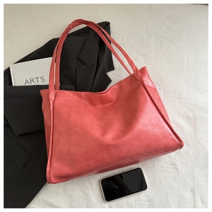 Dettaglio della borsa tote rosa corallo in pelle PU di alta qualità con trama naturale