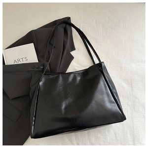 Piatto di grande borsa tote in pelle PU nera con tracolle e oggetti di scena di stile