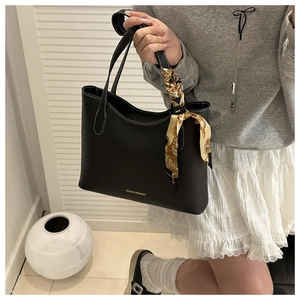 Détail du sac cabas noir avec poignée en foulard de soie et logo FASHION & BAGS