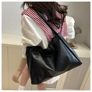 Borsa tote minimalista in pelle PU nera con grande capacità indossata da una modella