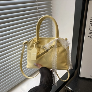 Sac à main rétro jaune clair en cuir avec ruban de dentelle et bandoulière amovible