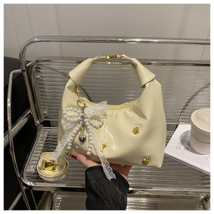 Borsa a mano bianco crema con pendente in pizzo di perle e tracolla regolabile