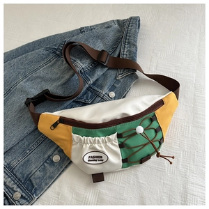 Détail du sac banane en nylon multicolore avec poche à cordon et écusson de mode