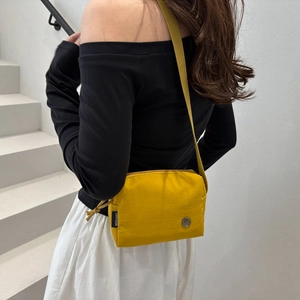 Borsa a tracolla quadrata gialla in nylon leggero con tracolla regolabile e logo distintivo