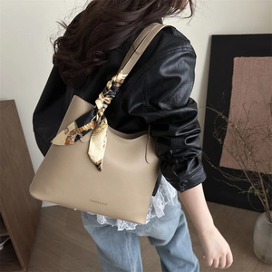 Sac fourre-tout en cuir kaki avec un foulard en soie à motif vintage sur l'anse